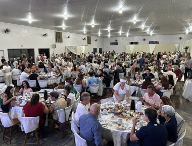 Centenas de pessoas prestigiam a primeira noite do Café Colonial